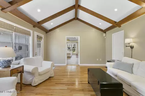 Living - 1515 Devine St, Jackson, MS 39202 photo 4 of 6
