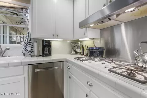 Kitchen - 1515 Devine St, Jackson, MS 39202 photo 6 of 7