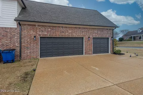 Exterior - 6920 S Sunrise Loop, Olive Branch, MS 38654 photo 5 of 15