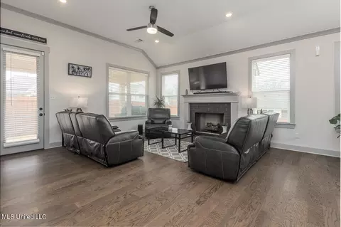 Living - 6920 S Sunrise Loop, Olive Branch, MS 38654 photo 1 of 3