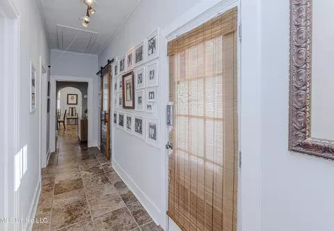 Entry Way - 4041 Pine Hill Dr, Jackson, MS 39206 photo 4 of 5