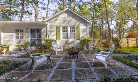 Exterior - 4041 Pine Hill Dr, Jackson, MS 39206 photo 7 of 17