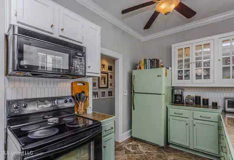 Kitchen - 4041 Pine Hill Dr, Jackson, MS 39206 photo 2 of 3