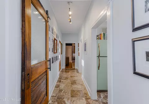 Entry Way - 4041 Pine Hill Dr, Jackson, MS 39206 photo 2 of 5