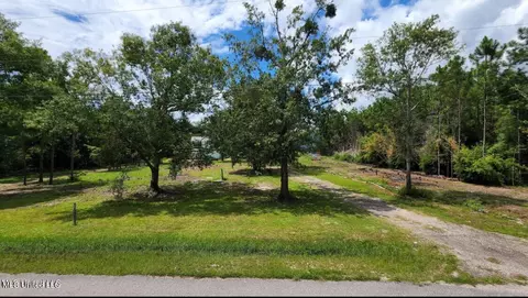 555 Browns Ave, Waveland, MS 39576