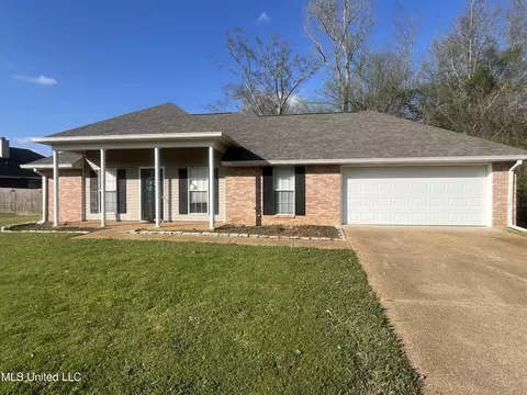 652 Falcon Ln, Florence, MS 39073