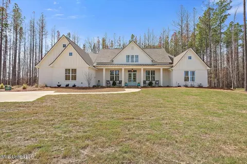 174 Fallen Oaks Dr, Brandon, MS 39047