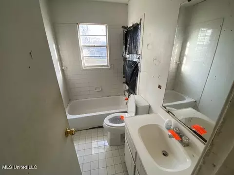 Bath - 2979 Angela Circle Cir, Jackson, MS 39209 photo 1 of 2