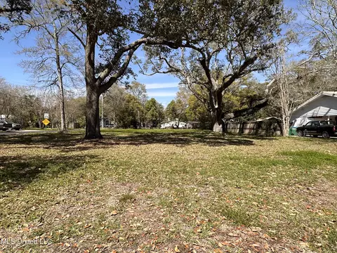 1703 Washington Ave, Pascagoula, MS 39567
