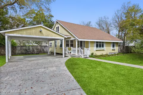 903 Sears Ave, Waveland, MS 39576
