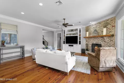 Living - 124 Bienville Dr, Madison, MS 39110 photo 2 of 4