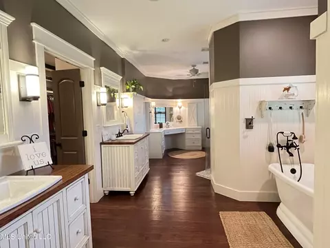 Bath - 140 Old Mill Trl, Florence, MS 39073 photo 1 of 22