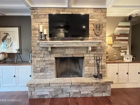 Living - 140 Old Mill Trl, Florence, MS 39073 photo 2 of 4