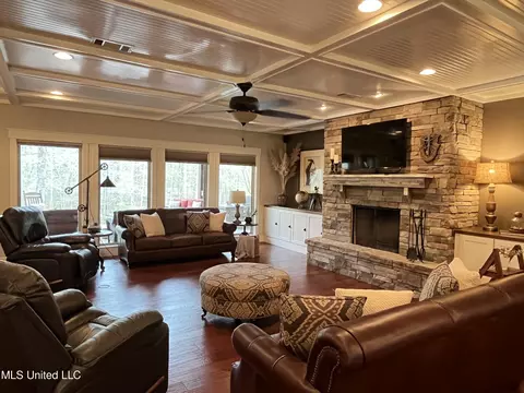 Living - 140 Old Mill Trl, Florence, MS 39073 photo 1 of 4