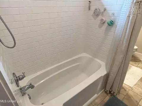 Bath - 140 Old Mill Trl, Florence, MS 39073 photo 10 of 22