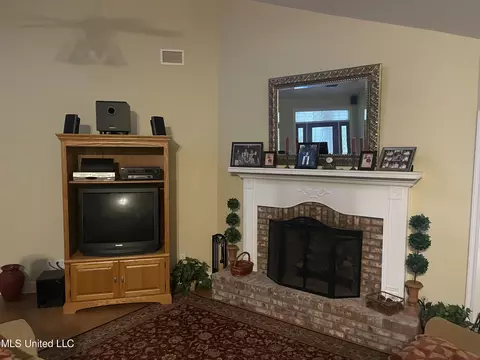 Living - 11013 Highway 613, Moss Point, MS 39562 photo 2 of 2