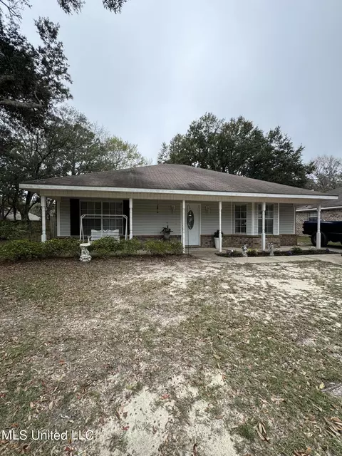 1521 S 9th St, Ocean Springs, MS 39564