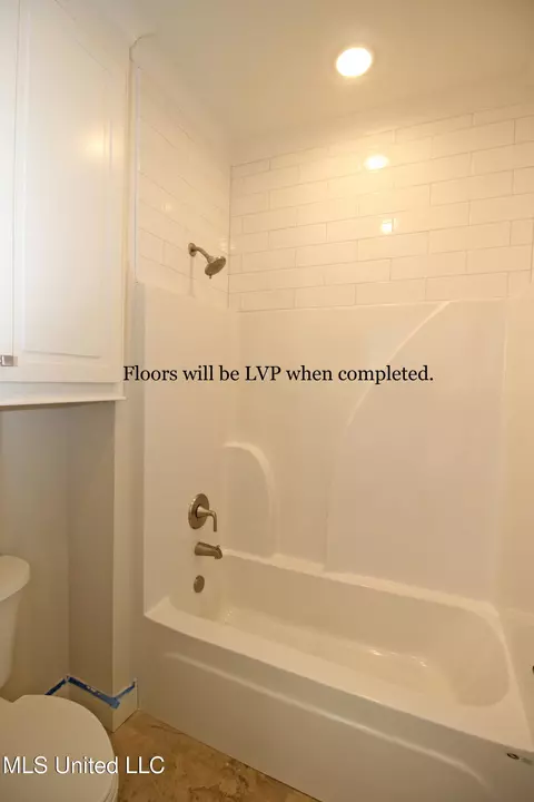 Bath - 309 Tremont Dr, Florence, MS 39073 photo 5 of 7