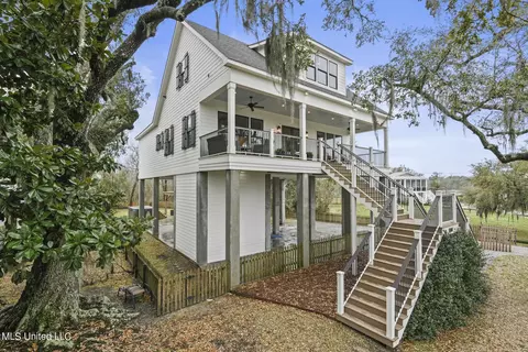 665 N Beach Blvd, Bay Saint Louis, MS 39520