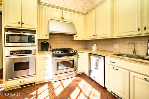 Kitchen - 1025 Pinehurst Pl, Jackson, MS 39202 photo 2 of 3