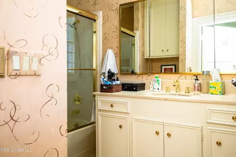 Bath - 1025 Pinehurst Pl, Jackson, MS 39202 photo 4 of 4