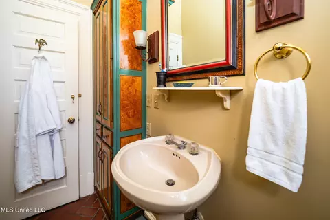 Bath - 1025 Pinehurst Pl, Jackson, MS 39202 photo 3 of 4