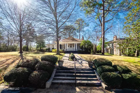 1025 Pinehurst Pl, Jackson, MS 39202