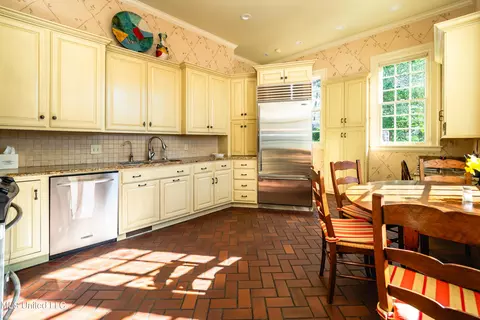 Kitchen - 1025 Pinehurst Pl, Jackson, MS 39202 photo 1 of 3