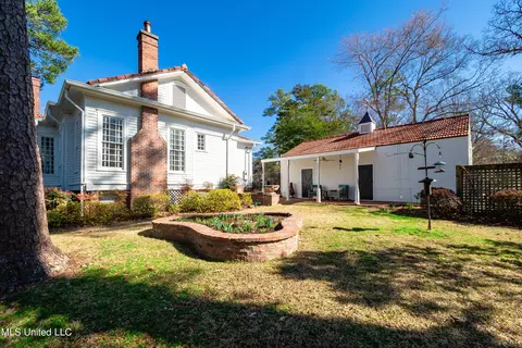 Exterior - 1025 Pinehurst Pl, Jackson, MS 39202 photo 14 of 16