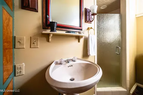 Bath - 1025 Pinehurst Pl, Jackson, MS 39202 photo 2 of 4