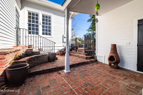 Exterior - 1025 Pinehurst Pl, Jackson, MS 39202 photo 12 of 16