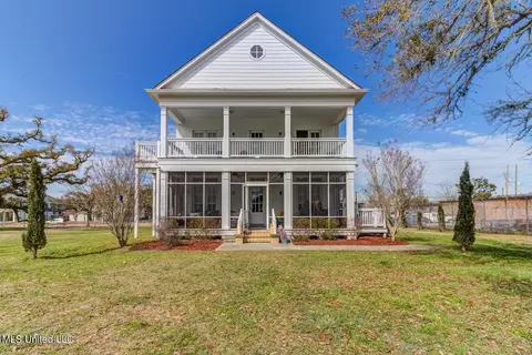 232 E 2nd St, Pass Christian, MS 39571