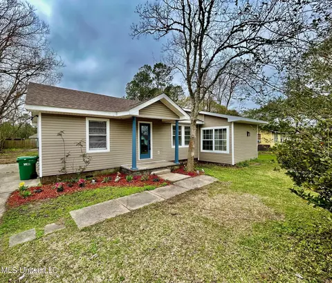 8309 Holiday Dr, Ocean Springs, MS 39564