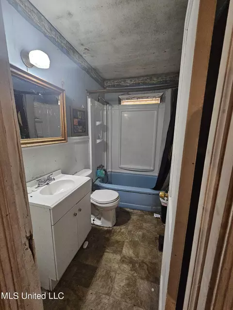 Bath - 3515 Ridgecrest Dr, Jackson, MS 39212 photo 1 of 2