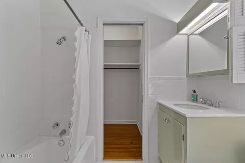 Bath - 4005 Old Canton Ln, Jackson, MS 39206 photo 2 of 4