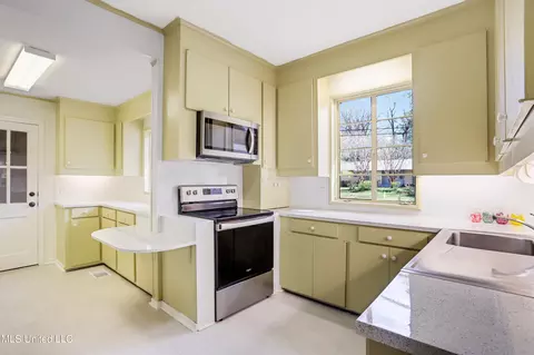 Kitchen - 4005 Old Canton Ln, Jackson, MS 39206 photo 1 of 2