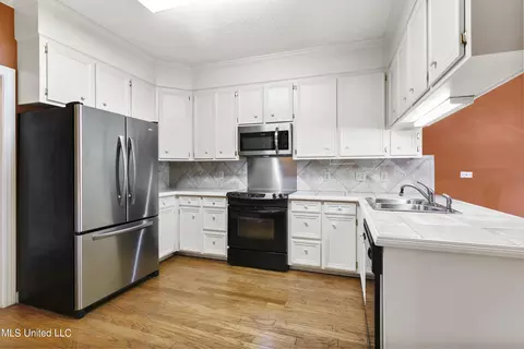 Kitchen - 5124 Heatherton Dr, Jackson, MS 39211 photo 2 of 2