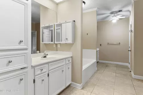 Bath - 5124 Heatherton Dr, Jackson, MS 39211 photo 2 of 4