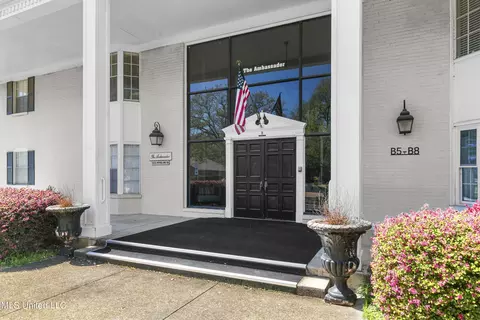5025 Wayneland Dr #M6, Jackson, MS 39211
