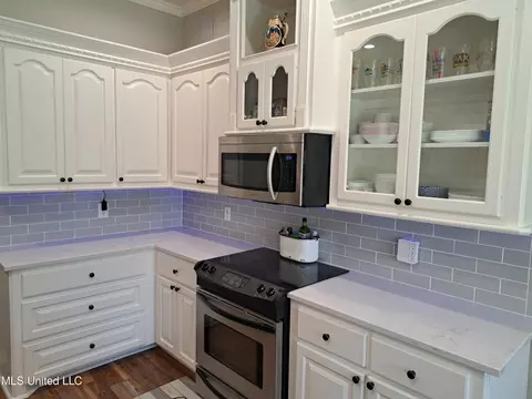 Kitchen - 402 Pinebrook Cir, Brandon, MS 39047 photo 3 of 3