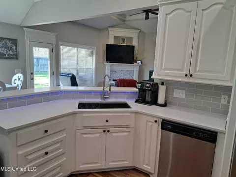 Kitchen - 402 Pinebrook Cir, Brandon, MS 39047 photo 2 of 3