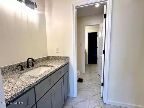 Bath - 8750 Thunderbird Dr E, Hernando, MS 38632 photo 5 of 6