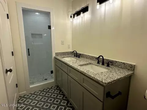 Bath - 8750 Thunderbird Dr E, Hernando, MS 38632 photo 2 of 6
