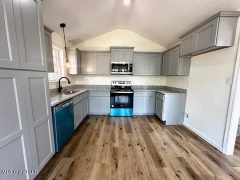 Kitchen - 8750 Thunderbird Dr E, Hernando, MS 38632 photo 2 of 2