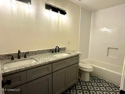 Bath - 8750 Thunderbird Dr E, Hernando, MS 38632 photo 1 of 6