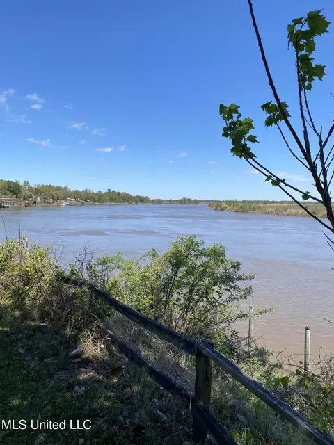 7512 Bluff Point Rd, Gautier, MS 39553
