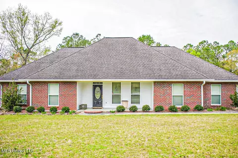 18474 Robinwood Dr, Saucier, MS 39574
