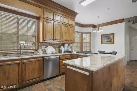 Kitchen - 962 County Line Rd, Mendenhall, MS 39114 photo 2 of 5