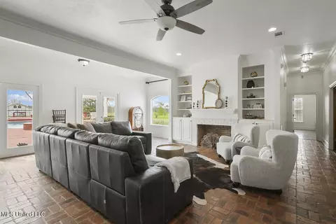 Living - 962 County Line Rd, Mendenhall, MS 39114 photo 1 of 3