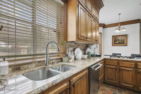 Kitchen - 962 County Line Rd, Mendenhall, MS 39114 photo 4 of 5